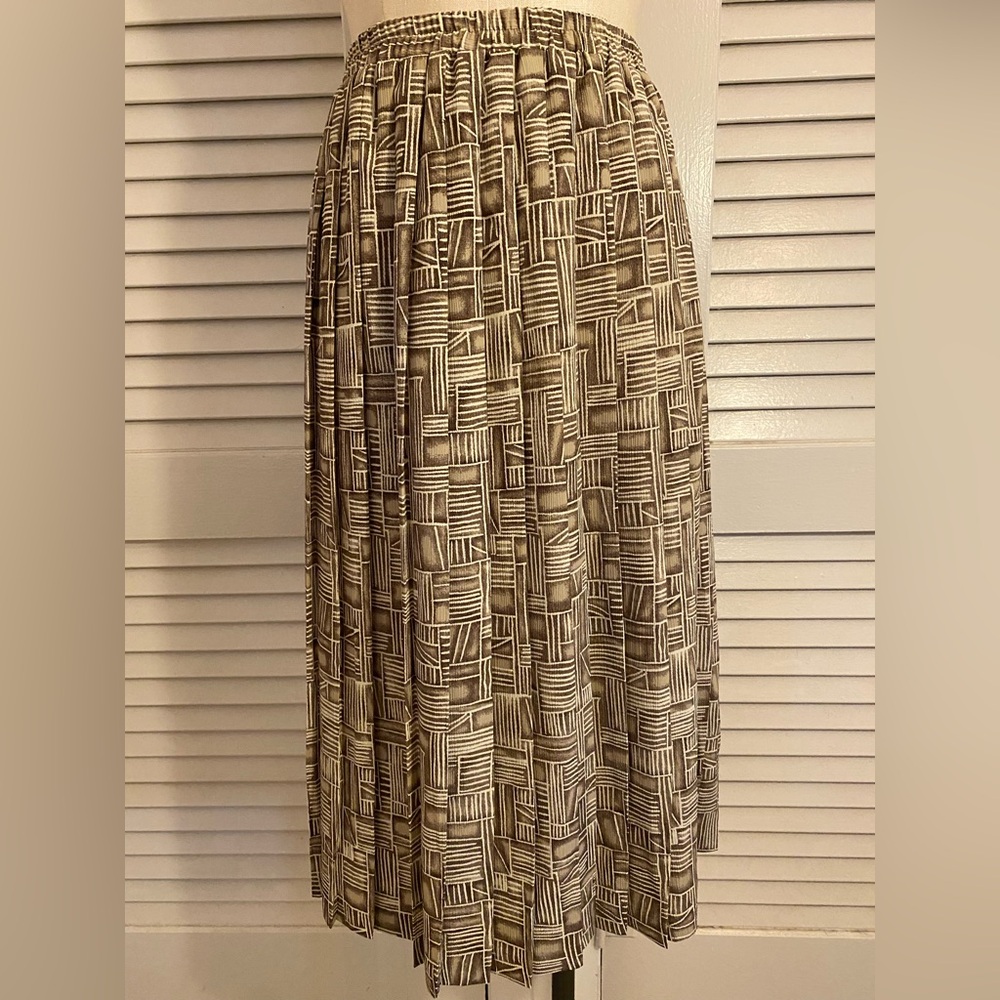 Step out in timeless style with this vintage 1990s Leslie Fay skirt.- Size 10